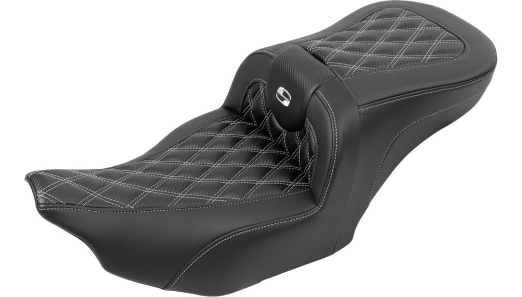 SADDLEMEN RoadSofa Seat - with Backrest - Carbon Fiber - Lattice Stitch - Silver Stitch - FLTR/FLHX '23-'24 - 823-07-206B5 - PartsOutlet.com.au