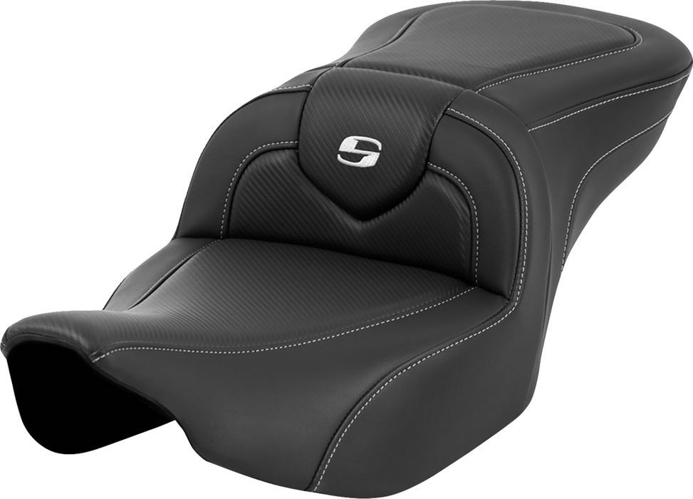 SADDLEMEN Roadsofa Seat - Carbon Fiber - Silver Stitch/Silver Logo - without Backrest - FL '23-'24 - 823-07-185 - PartsOutlet.com.au