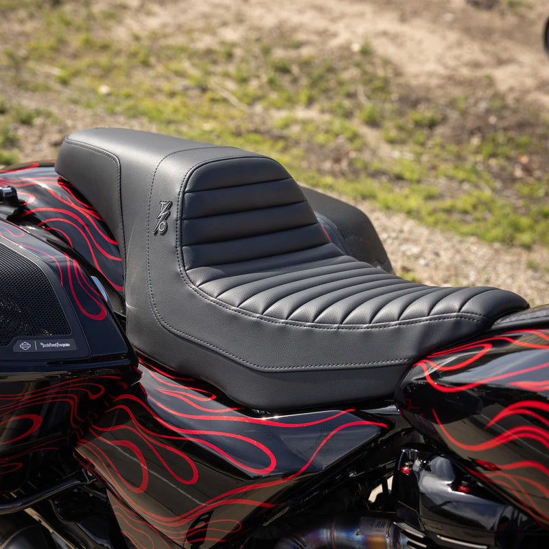 SADDLEMEN Thrashin ' Pro Series Seat - Tuck-n-Roll - FLT/FLH '23-'25 - TS82307T