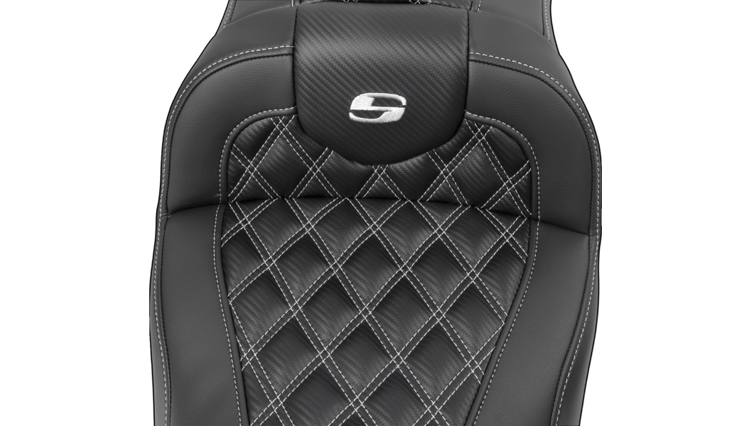 SADDLEMEN RoadSofa Seat - with Backrest - Carbon Fiber - Lattice Stitch - Silver Stitch - FLTR/FLHX '23-'24 - 823-07-206B5 - PartsOutlet.com.au