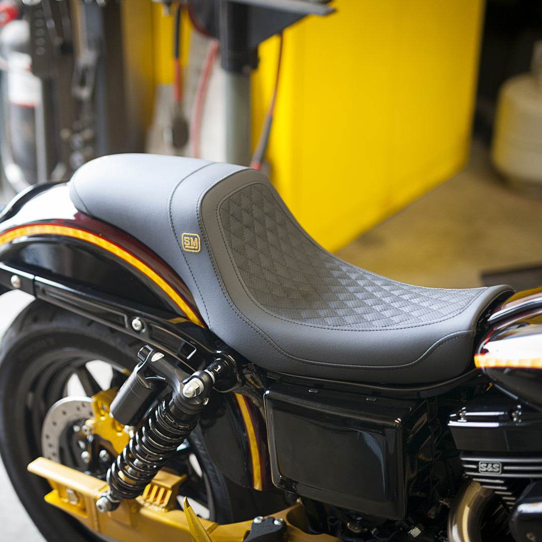 nori Saddlemen Speed Merchant FXFBシート SADDLEMEN Speed Merchant Seat - FX '06-'17 - Dyna - SM8064DB